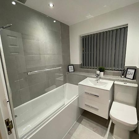 Modern 2 Bed House Cannock Perfect For Contractors Business Travellers Short Stays Driveway For 2 Vehicles Close To M6 M54 I54 A5 A38 Mcarthur Glen Designer Outlet エクステリア 写真