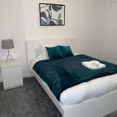 Modern 2 Bed House Cannock Perfect For Contractors Business Travellers Short Stays Driveway For 2 Vehicles Close To M6 M54 I54 A5 A38 Mcarthur Glen Designer Outlet エクステリア 写真