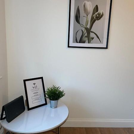 Modern 2 Bed House Cannock Perfect For Contractors Business Travellers Short Stays Driveway For 2 Vehicles Close To M6 M54 I54 A5 A38 Mcarthur Glen Designer Outlet エクステリア 写真