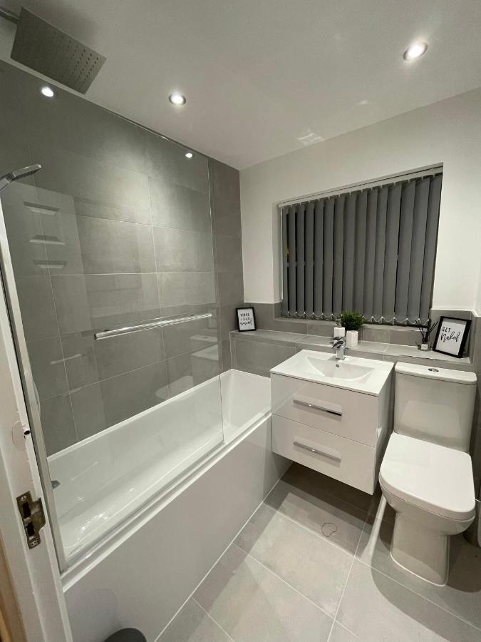 Modern 2 Bed House Cannock Perfect For Contractors Business Travellers Short Stays Driveway For 2 Vehicles Close To M6 M54 I54 A5 A38 Mcarthur Glen Designer Outlet エクステリア 写真