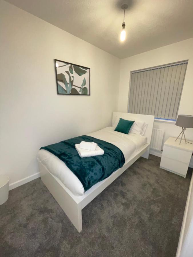 Modern 2 Bed House Cannock Perfect For Contractors Business Travellers Short Stays Driveway For 2 Vehicles Close To M6 M54 I54 A5 A38 Mcarthur Glen Designer Outlet エクステリア 写真