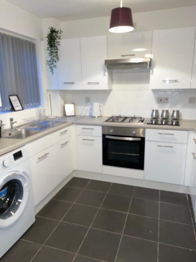Modern 2 Bed House Cannock Perfect For Contractors Business Travellers Short Stays Driveway For 2 Vehicles Close To M6 M54 I54 A5 A38 Mcarthur Glen Designer Outlet エクステリア 写真