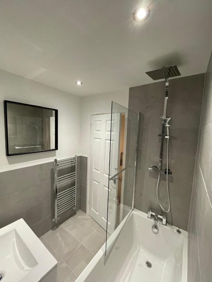 Modern 2 Bed House Cannock Perfect For Contractors Business Travellers Short Stays Driveway For 2 Vehicles Close To M6 M54 I54 A5 A38 Mcarthur Glen Designer Outlet エクステリア 写真