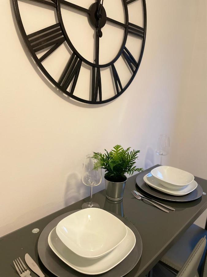 Modern 2 Bed House Cannock Perfect For Contractors Business Travellers Short Stays Driveway For 2 Vehicles Close To M6 M54 I54 A5 A38 Mcarthur Glen Designer Outlet エクステリア 写真