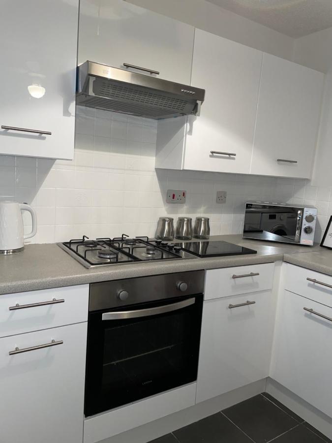Modern 2 Bed House Cannock Perfect For Contractors Business Travellers Short Stays Driveway For 2 Vehicles Close To M6 M54 I54 A5 A38 Mcarthur Glen Designer Outlet エクステリア 写真