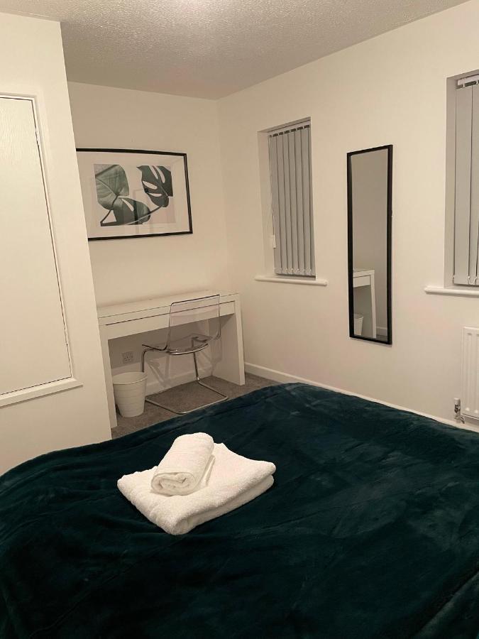Modern 2 Bed House Cannock Perfect For Contractors Business Travellers Short Stays Driveway For 2 Vehicles Close To M6 M54 I54 A5 A38 Mcarthur Glen Designer Outlet エクステリア 写真