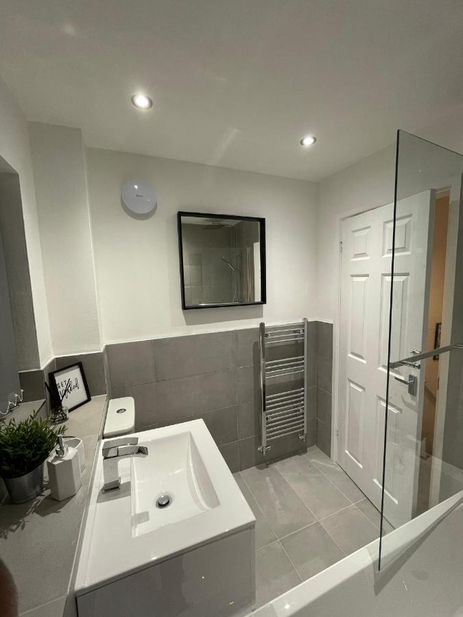 Modern 2 Bed House Cannock Perfect For Contractors Business Travellers Short Stays Driveway For 2 Vehicles Close To M6 M54 I54 A5 A38 Mcarthur Glen Designer Outlet エクステリア 写真
