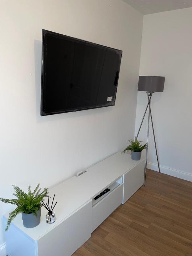 Modern 2 Bed House Cannock Perfect For Contractors Business Travellers Short Stays Driveway For 2 Vehicles Close To M6 M54 I54 A5 A38 Mcarthur Glen Designer Outlet エクステリア 写真