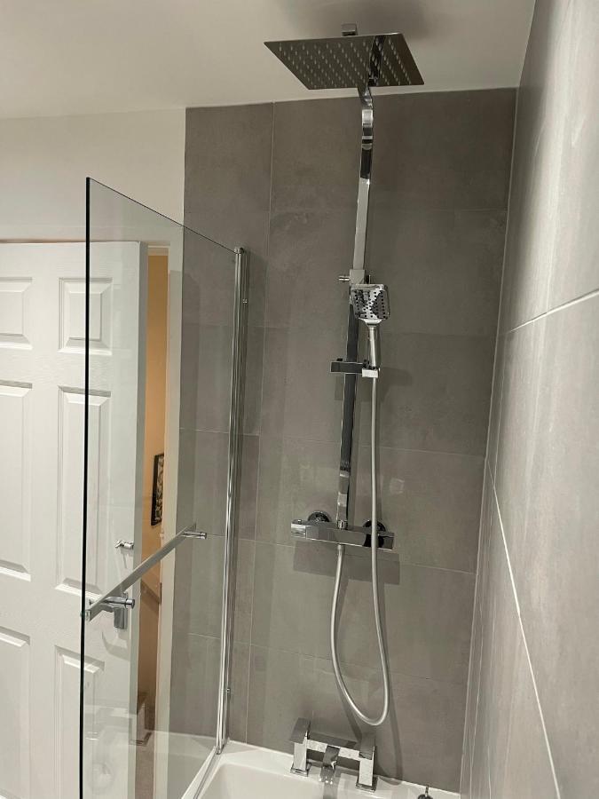Modern 2 Bed House Cannock Perfect For Contractors Business Travellers Short Stays Driveway For 2 Vehicles Close To M6 M54 I54 A5 A38 Mcarthur Glen Designer Outlet エクステリア 写真