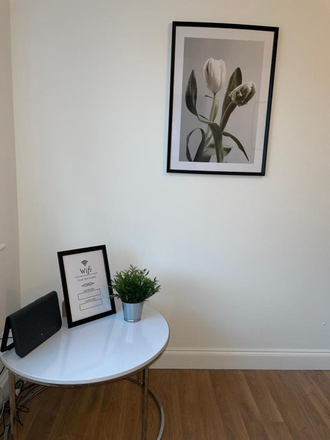 Modern 2 Bed House Cannock Perfect For Contractors Business Travellers Short Stays Driveway For 2 Vehicles Close To M6 M54 I54 A5 A38 Mcarthur Glen Designer Outlet エクステリア 写真