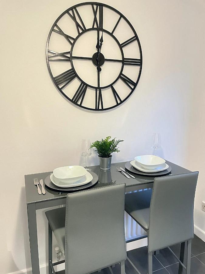 Modern 2 Bed House Cannock Perfect For Contractors Business Travellers Short Stays Driveway For 2 Vehicles Close To M6 M54 I54 A5 A38 Mcarthur Glen Designer Outlet エクステリア 写真